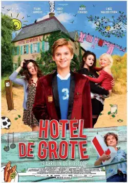 Скачать Фантастический семейный отель (2017)